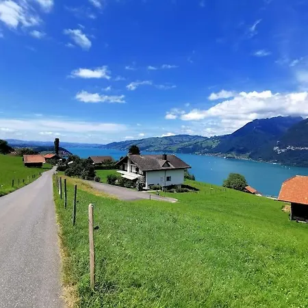 Traumblick Auf Den Thunersee Und Berge كراتيغين