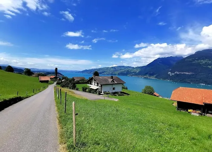 Traumblick Auf Den Thunersee Und Berge كراتيغين